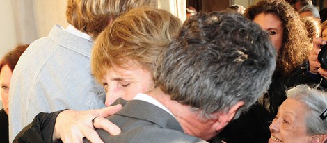 Lorenzo Milá y Mercedes Milá abrazándose en el entierro de su padre