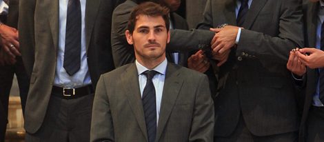Iker Casillas y Juanes se 'arremangan' la pernera contras las minas antipersona