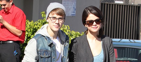 Justin Bieber paseando con su novia Selena Gomez