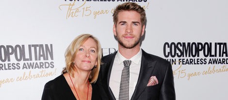 Liam Hemsworth con su madre Leonie en los Premios Cosmopolitan 2012