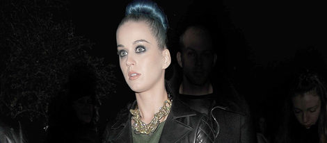Katy Perry, muy atenta a las propuestas de Yves Saint Laurent en París