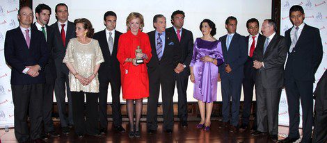 Enrique Ponce y Esperanza Aguirre, galardonados por la Peña Taurina 'Las majas de Goya'