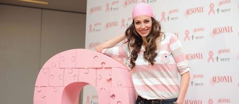 Eva González posa junto al lazo rosa, símbolo de la lucha contra el cáncer
