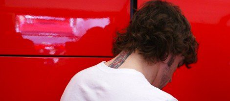 Fernando Alonso luce un tatuaje en la nuca durante los entrenamientos en Montmeló