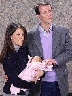 Joaquín y Marie de Dinamarca con su hija recién nacida