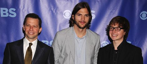 Ashton Kutcher junto a sus compañeros Jon Cryer y Angus T. Jones