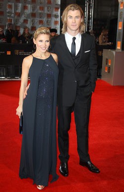 Elsa Pataky presume de embarazo con Chris Hemsworth en los Bafta 2012