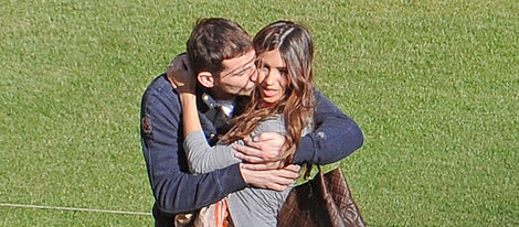 Iker Casillas besando a Sara Carbonero en un campo de fútbol