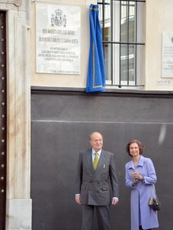 Los Reyes descubren una placa en Cádiz