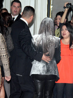 Una mujer lanza a Kim Kardashian una bolsa de harina durante la presentación de su perfume