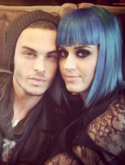 Katy Perry y Baptiste Giabiconi confirman su romance con una fotografía en Twitter