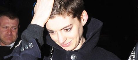 Anne Hathaway da un cambio radical a su imagen para su papel en 'Los Miserables'