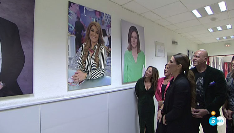 Colocan una foto de Raquel Bollo en los pasillos de 'Sálvame'/ telecinco.es