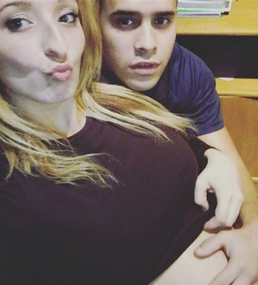 Michu mostrando su tripita de embarazada junto a José Fernando / Instagram