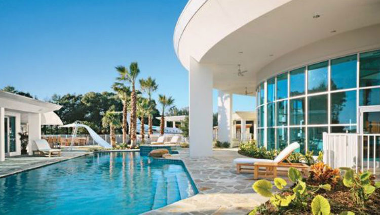 Lujosa piscina en el exterior de la vivienda del actor John Travolta en Florida