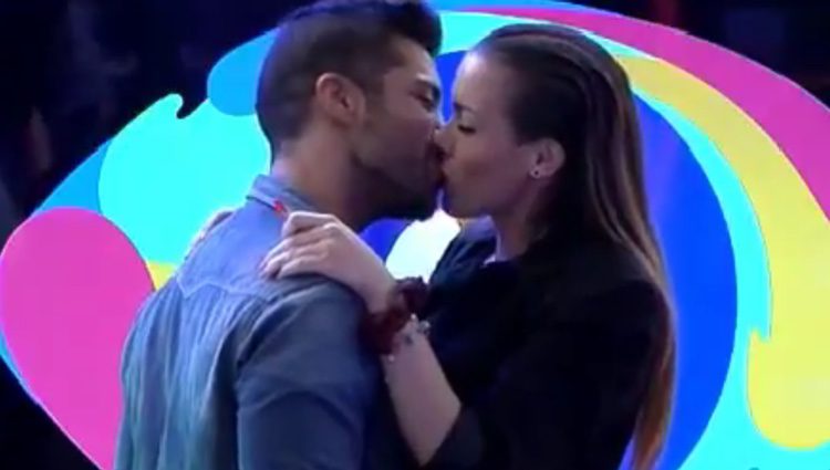 Meri y Alain besándose durante un juego / Telecinco.es