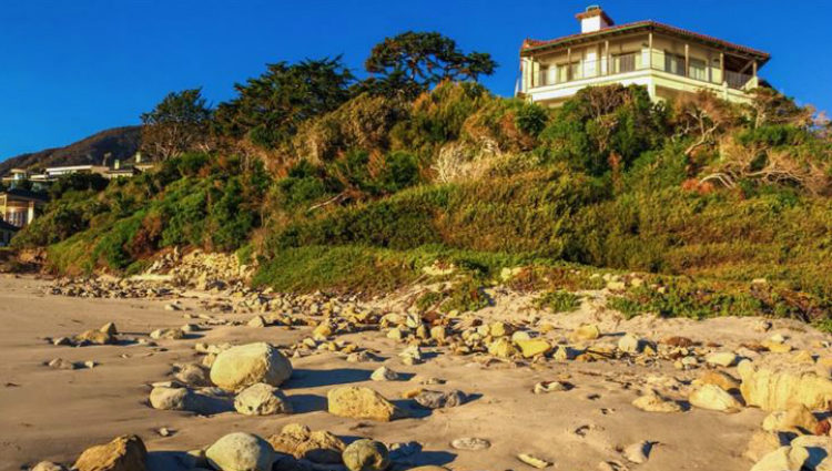 La mansión de Cindy Crawford, en Malibú, cuenta con su propio acceso privado a la playa