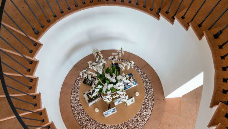 Una increíble escalinata de madera da acceso al segundo piso de la casa de la supermodelo en Malibú