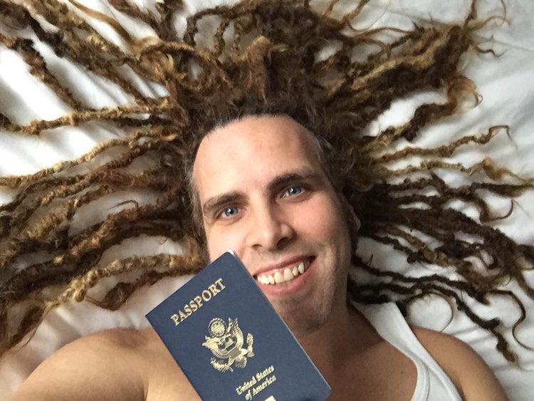 Torito mostrando el pasaporte de su hijo Nathan / Foto: Instagram.com