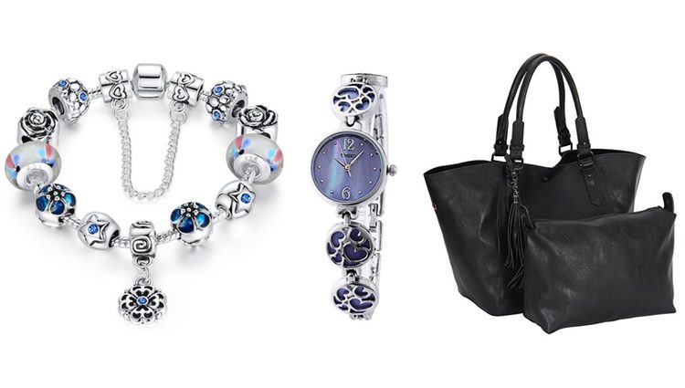 Pulsera con charms, reloj de mujer y bolso con neceser
