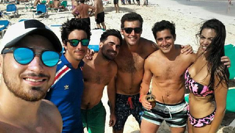 Santiago Vázquez con unas amistades en la playa/ Fuente: Instagram