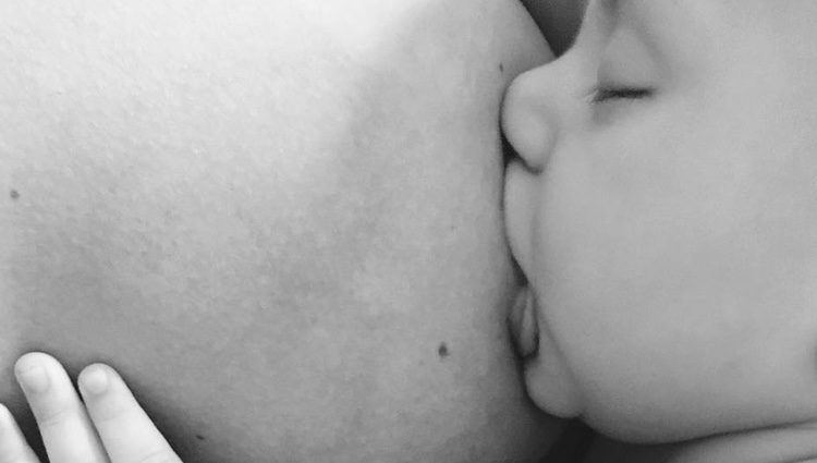 Candice Swanepoel dando el pecho a su bebé / Instagram