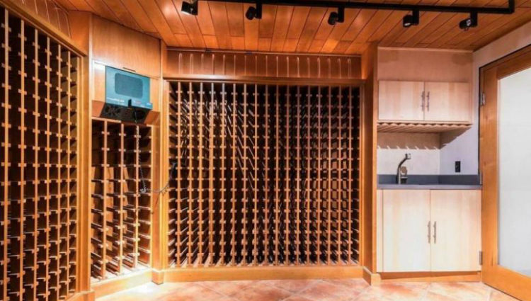 Bodega climatizada con espacio para decenas de botellas en la mansión de Pau Gasol en Redondo Beach