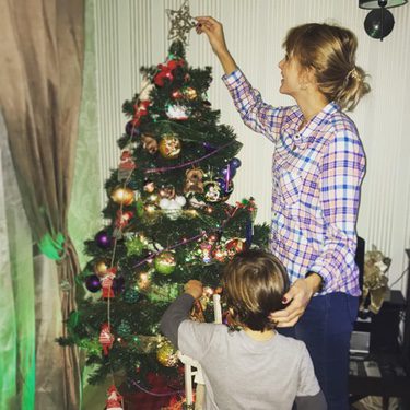 Alba Carrillo y su hijo Lucas poniendo el árbol / Instagram