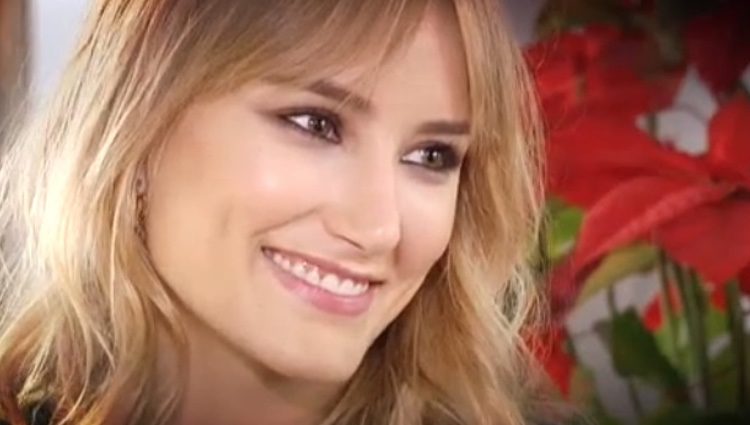 Alba Carrillo sonriente durante su entrevista