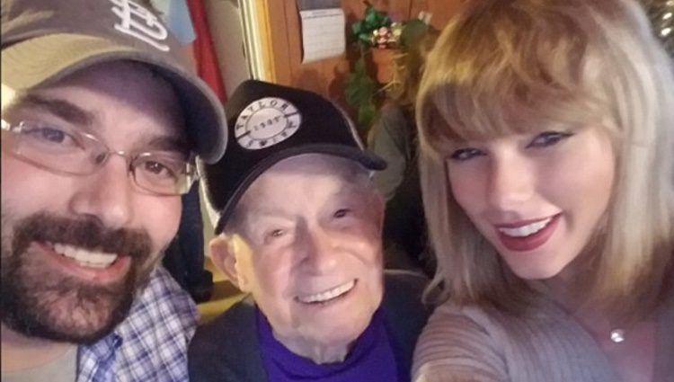 Taylor Swift junto a Cyrus Porter y su nieto Robert Fryre 