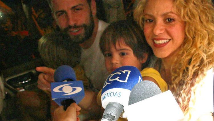Shakira, Piqué y sus hijos atendiendo a la prensa / Instagram de El Tiempo