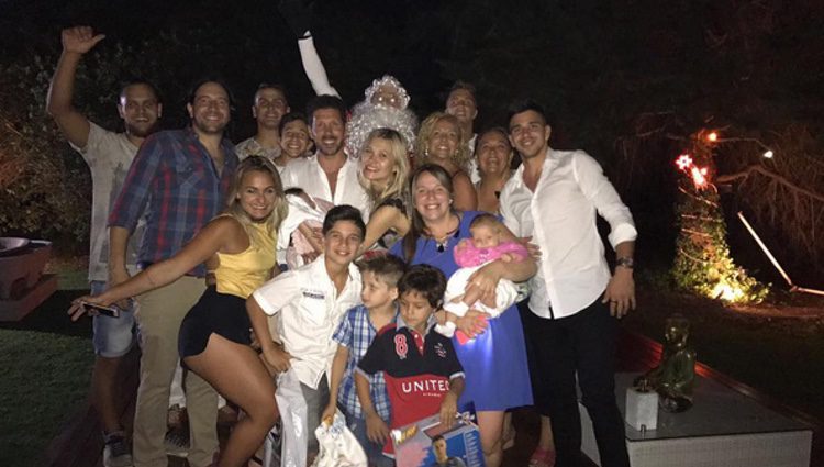La foto familiar de Navidad de El Cholo y Carla Pereyra / Instagram