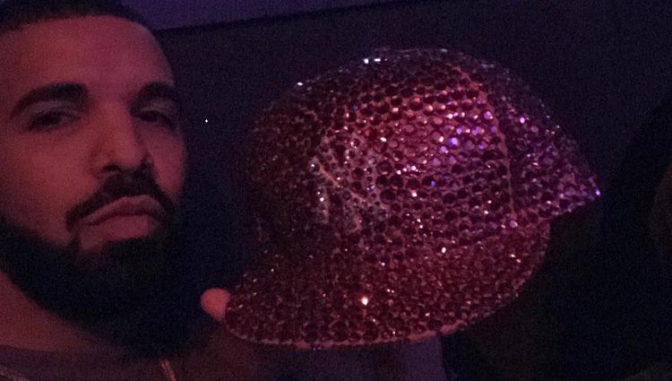 Drake posando junto a la gorra que le regalo Jennifer López  