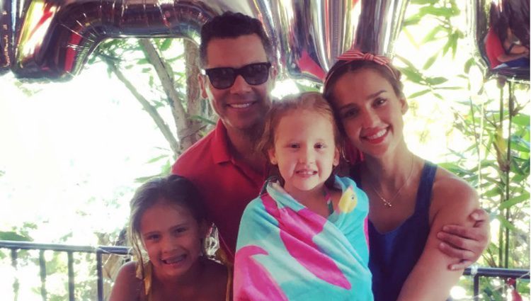 Jessica Alba su marido Cash Warren y sus dos hijas pequeñas 