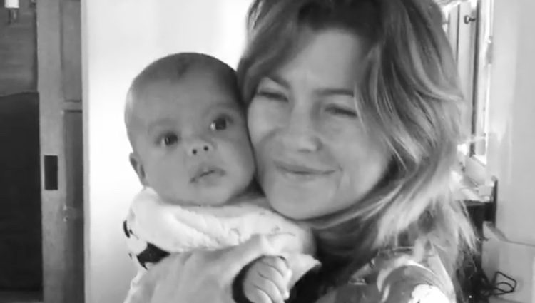 Ellen Pompeo muy orgullosa enseñando a su recién nacido 