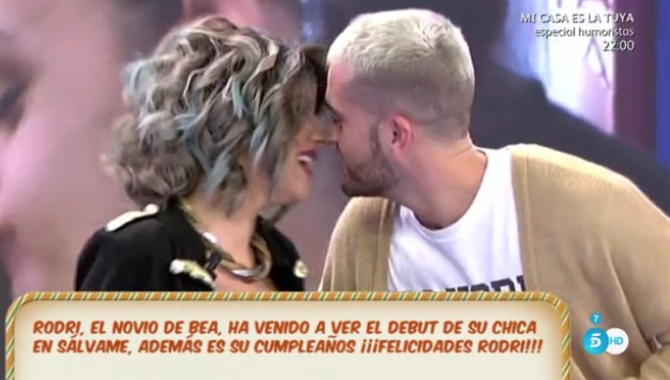 Bea y Rodri besándose en el plató de 'Sálvame' / Foto: Telecinco.es 