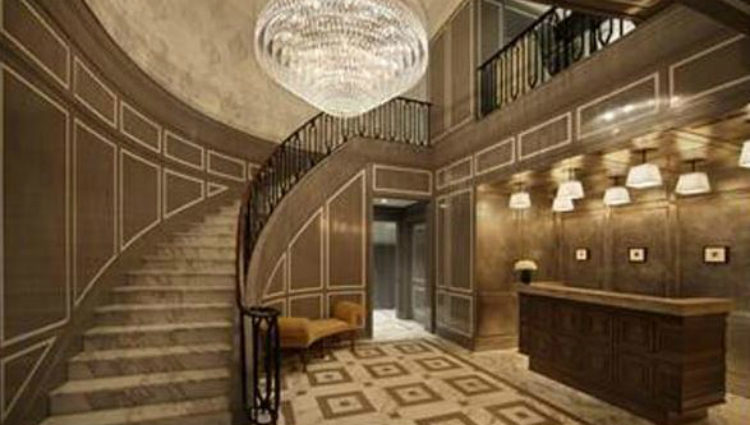 Hall con escalinata y lámpara de cristales del lujoso edificio de Upper East Side