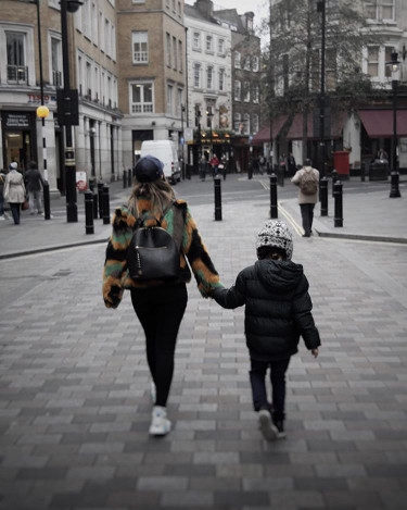 Laura Escanes y el hijo de Risto Mejide paseando cogidos de la mano / Foto: Instagram