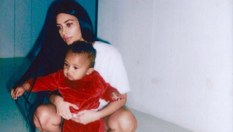 Kim Kardashian actualizando su Instagram con una fotografía junto a su hijo Saint West