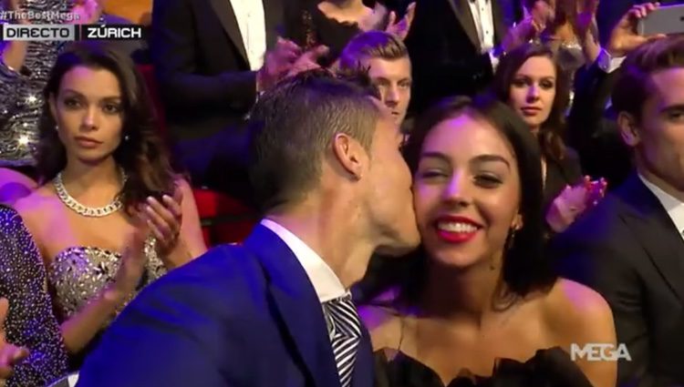 Cristiano Ronaldo ganó el premio 'The Best' y lo celebró con Georgina con un beso en la mejilla/ mega.com