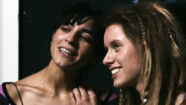 Manuela Vellés junto a la cantante Bebe en la película 'Caótica Ana'