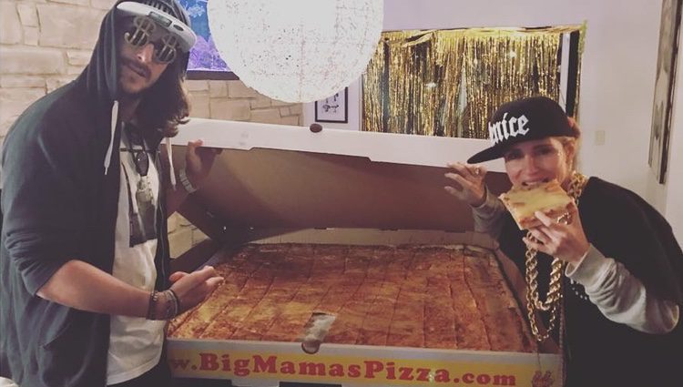 Elsa Pataky comiendo una pizza gigante / Instagram