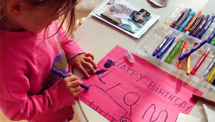 La hija de Elsa Pataky haciendo un dibujo para su tío Liam Hemsworth / Instagram