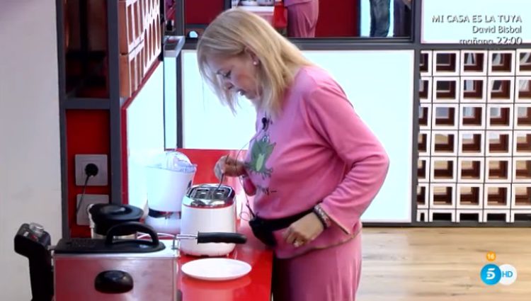 Emma Ozores metiendo un tenedor en la tostadora / Telecinco.es