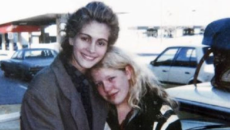 Julia Roberts y su hermana Nancy Motes cuando era una adolescente
