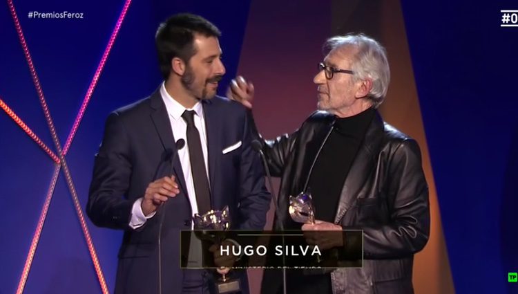 Hugo Silva y José Sacristán compartiendo premio/ movitarplus.es