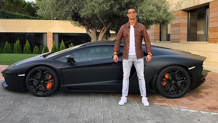 Cristiano Ronaldo con su Lamborghini Aventador/ Fuente: @cristiano