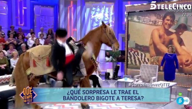 Bigote Arrocet bajando del caballo / Telecinco.es