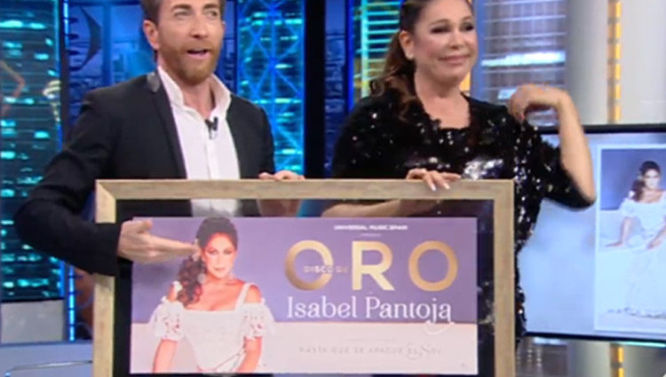 Isabel Pantoja recibió emocionada su Disco de Oro