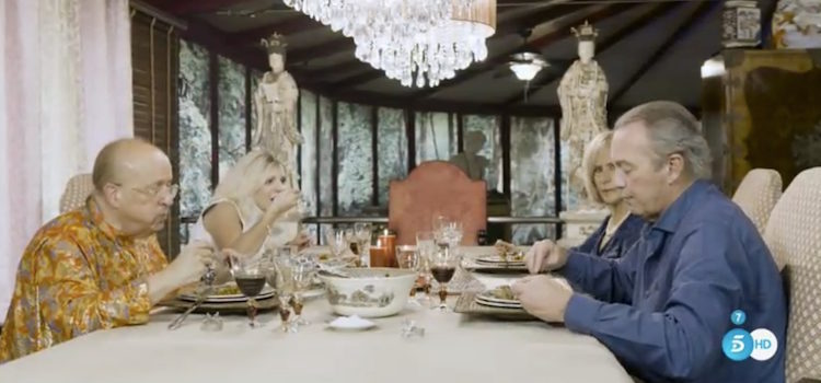 Bertín Osborne, Rappel, su hija y su hermana comiendo en la entrevista del programa 'Mi casa es la tuya'/ F:Telecinco
